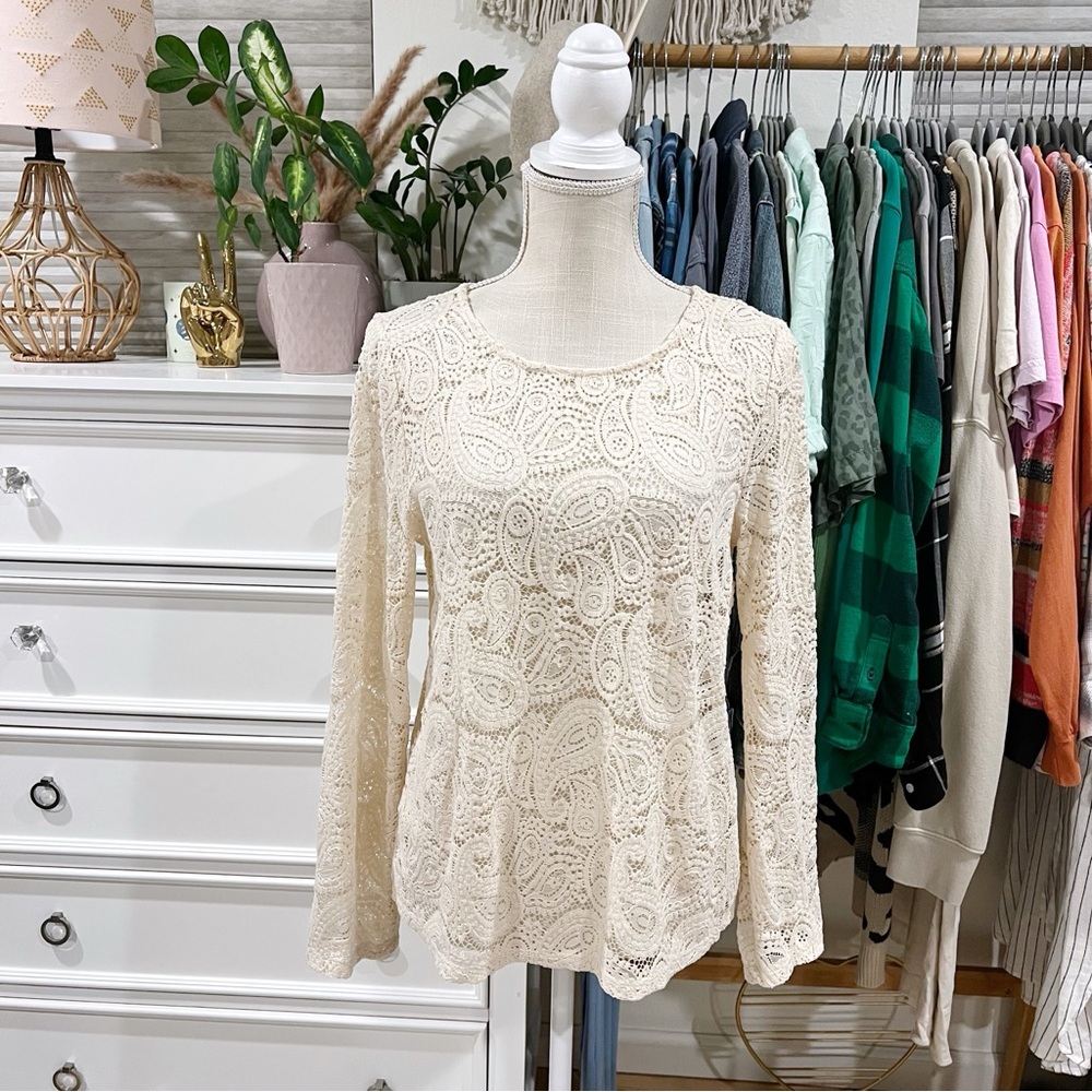 Elite . Tahari | Lace Button Back Long Sleeve Top size Medium